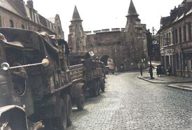 Camions remplis de soldats américains montant l'avenue de la victoire en partance de la Porte de Paris