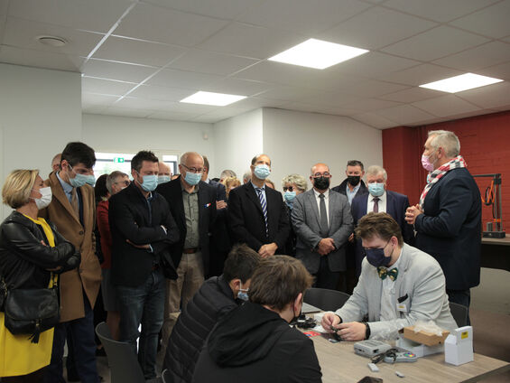 Le Élus observent un atelier de technologie pour adolescent.