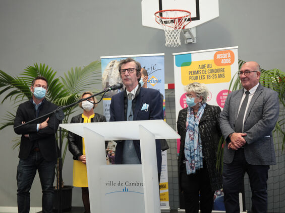 Discours Mr le Maire F.X. VILLAIN devant pupitre blanc et en arrière plan les élus.
