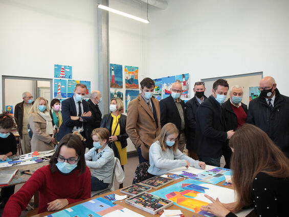 Les élus observent des jeunes lors d'un atelier d'arts plastiques.