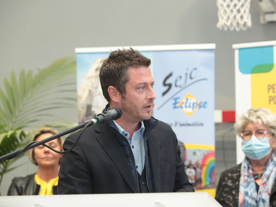Discours Mr SIEGLER devant pupitre blanc et en arrière plan les élus.