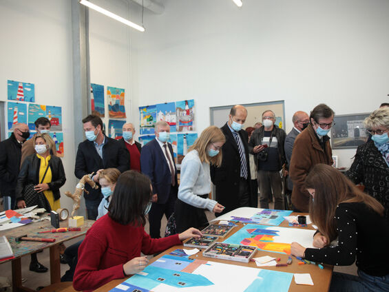 Les élus observent des jeunes lors d'un atelier d'arts plastiques.
