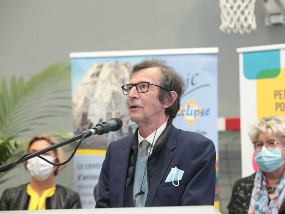 Discours Mr le Maire F.X. VILLAIN devant pupitre blanc et en arrière plan les élus.