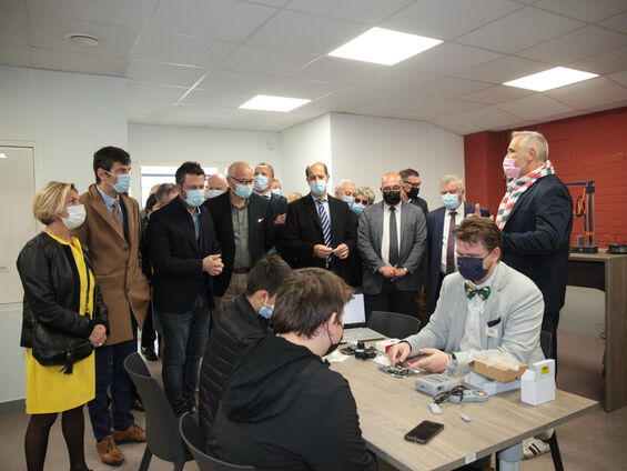 Le Élus observent un atelier de technologie pour adolescent.