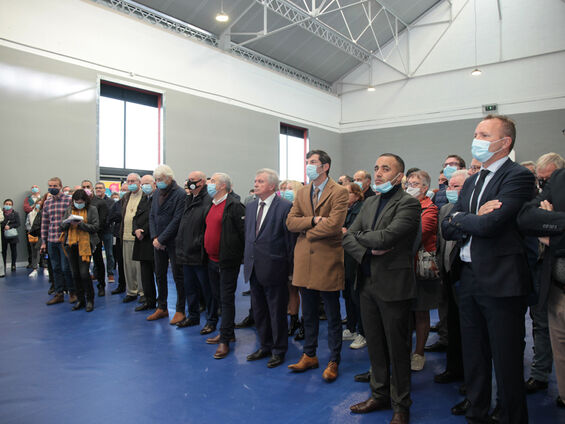 Public regardant les différents discours