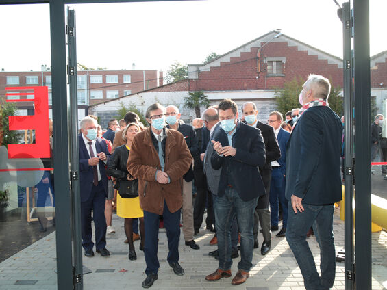 Mr le Maire François-Xavier VILLAIN et les élus devant la porte d'entrée de l'Eclipse