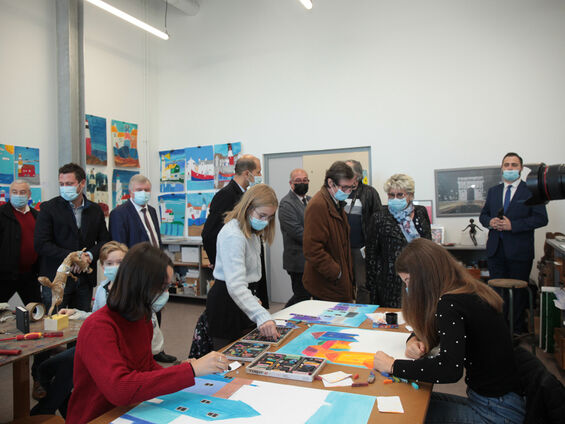 Les élus observent des jeunes lors d'un atelier d'arts plastiques.