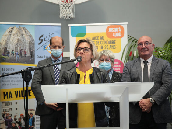 Discours Mme Nathalie DROBINOHA devant pupitre blanc et en arrière plan les élus.
