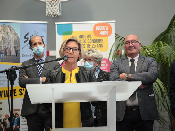 Discours Mme Nathalie DROBINOHA devant pupitre blanc et en arrière plan les élus.