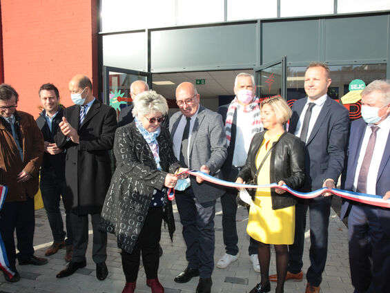 Mme Lydie Librizzi, présidente de la caisse d'allocations familiales du Nord (CAF) inaugure en coupant le ruban bleu, blanc, rouge avec en arrière plan Mr Le maire F-X VILLAIN, Mr le sous-préfet Raymond YEDDOU et les élus de la ville de CAMBRAI.