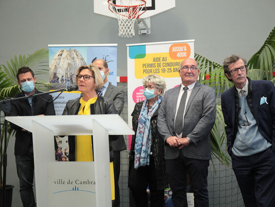 Discours Mme Nathalie DROBINOHA devant pupitre blanc et en arrière plan les élus.