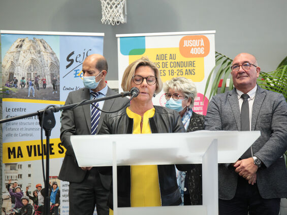 Discours Mme Nathalie DROBINOHA devant pupitre blanc et en arrière plan les élus.