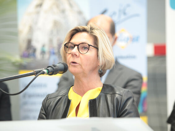Discours Mme Nathalie DROBINOHA devant pupitre blanc et en arrière plan les élus.