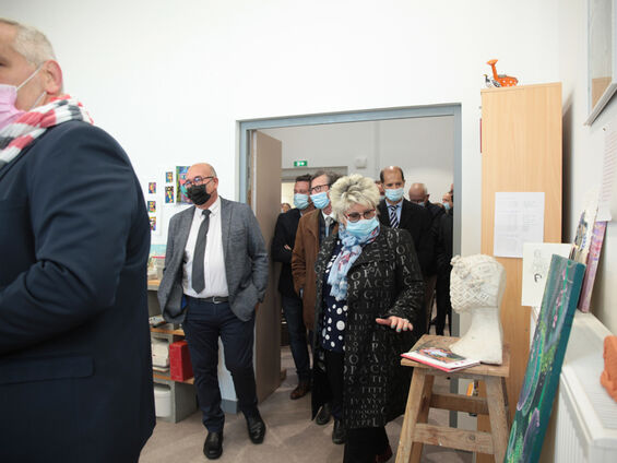 Mr DAVID HERLIN , directeur du Service Enfance et Jeunesse de Cambrai dans la salle d'arts plastiques avec Mr le sous-préfet Raymond YEDDOU, Mr le Maire F-X VILLAIN, Mme Lydie Librizzi, présidente de la caisse d'allocations familiales du Nord (CAF) et les élus de la ville de Cambrai