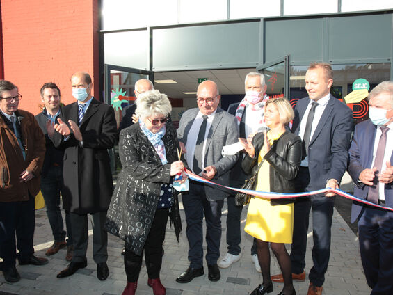 Mme Lydie Librizzi, présidente de la caisse d'allocations familiales du Nord (CAF) inaugure en coupant le ruban bleu, blanc, rouge avec en arrière plan Mr Le maire F-X VILLAIN, Mr le sous-préfet Raymond YEDDOU et les élus de la ville de CAMBRAI.
