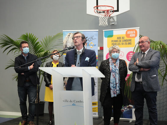 Discours Mr le Maire F.X. VILLAIN devant pupitre blanc et en arrière plan les élus.