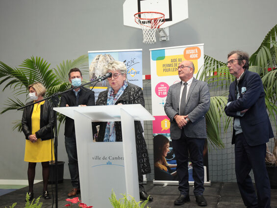 Discours de Mme Lydie Librizzi, présidente de la caisse d'allocations familiales du Nord (CAF) devant un pupitre blanc en arrière plan Mr Le maire F-X VILLAIN et les élus de la ville de CAMBRAI