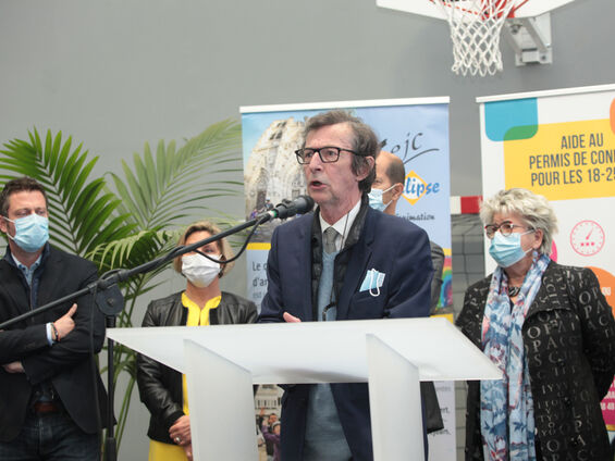 Discours Mr le Maire F.X. VILLAIN devant pupitre blanc et en arrière plan les élus.