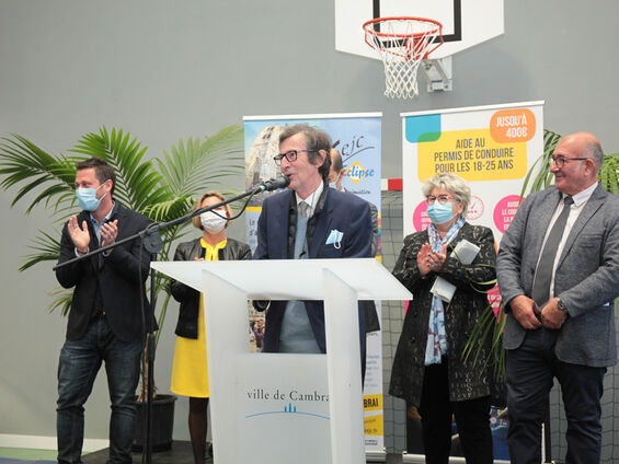 Discours Mr le Maire F.X. VILLAIN devant pupitre blanc et en arrière plan les élus.