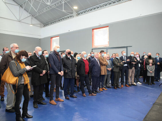 Public regardant les différents discours