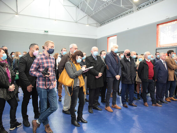 Public regardant les différents discours