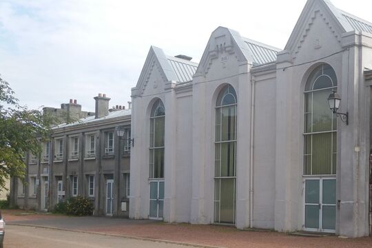 Gare annexe appelé Salle Maréchal vu de profil avec petit parking sur le devant