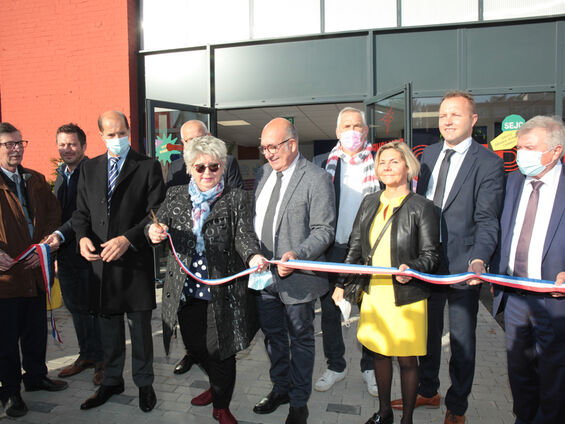 Mme Lydie Librizzi, présidente de la caisse d'allocations familiales du Nord (CAF) inaugure en coupant le ruban bleu, blanc, rouge avec en arrière plan Mr Le maire F-X VILLAIN, Mr le sous-préfet Raymond YEDDOU et les élus de la ville de CAMBRAI.