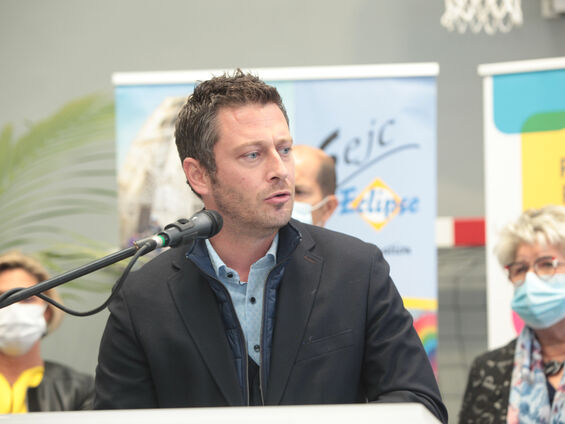 Discours Mr SIEGLER devant pupitre blanc et en arrière plan les élus.