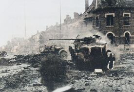 Véhicules militaires calcinés au croisement de l'avenue de Valenciennes et l'avenue du Quesnoy