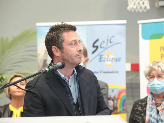 Discours Mr SIEGLER devant pupitre blanc et en arrière plan les élus.