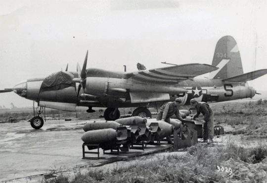 B26 Marauder prêt au décollage avec armuriers au premier plan. Photo John Egan 394BG