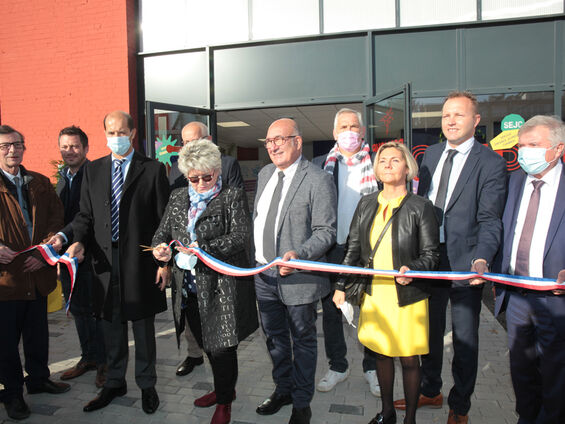Mme Lydie Librizzi, présidente de la caisse d'allocations familiales du Nord (CAF) inaugure en coupant le ruban bleu, blanc, rouge avec en arrière plan Mr Le maire F-X VILLAIN, Mr le sous-préfet Raymond YEDDOU et les élus de la ville de CAMBRAI.