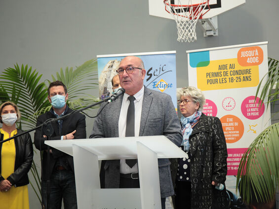 Discours Mr DESTOMBES devant pupitre blanc et en arrière plan les élus.