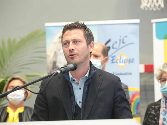 Discours Mr SIEGLER devant pupitre blanc et en arrière plan les élus.
