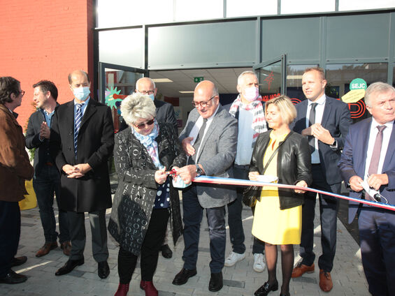 Mme Lydie Librizzi, présidente de la caisse d'allocations familiales du Nord (CAF) inaugure en coupant le ruban bleu, blanc, rouge avec en arrière plan Mr Le maire F-X VILLAIN, Mr le sous-préfet Raymond YEDDOU et les élus de la ville de CAMBRAI.
