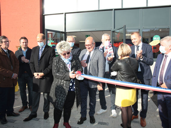 Mme Lydie Librizzi, présidente de la caisse d'allocations familiales du Nord (CAF) inaugure en coupant le ruban bleu, blanc, rouge avec en arrière plan Mr Le maire F-X VILLAIN, Mr le sous-préfet Raymond YEDDOU et les élus de la ville de CAMBRAI.