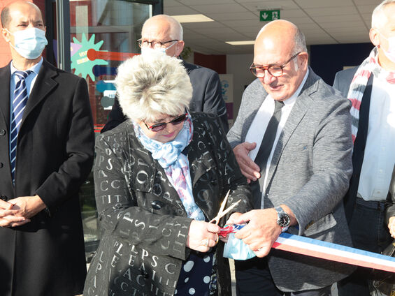 Mme Lydie Librizzi, présidente de la caisse d'allocations familiales du Nord (CAF) inaugure en coupant le ruban bleu, blanc, rouge avec en arrière plan Mr DESTOMBES, Mr le sous-préfet Raymond YEDDOU, Mr le directeur Daavid HERLIN et les élus de la ville de CAMBRAI.