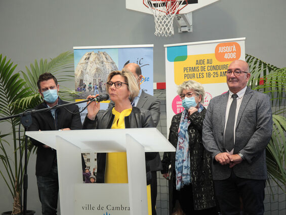Discours Mme Nathalie DROBINOHA devant pupitre blanc et en arrière plan les élus.