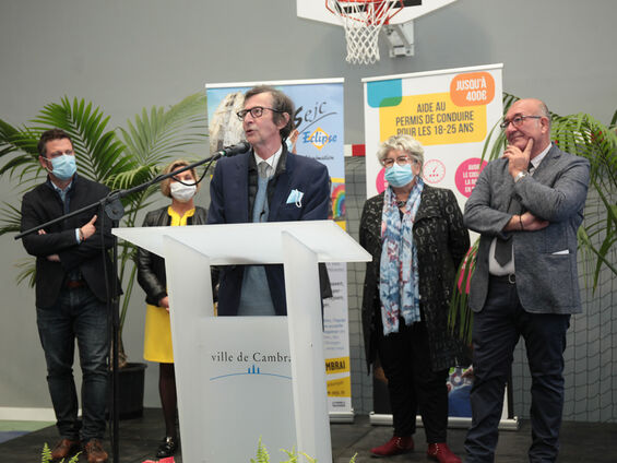 Discours Mr le Maire F.X. VILLAIN devant pupitre blanc et en arrière plan les élus.