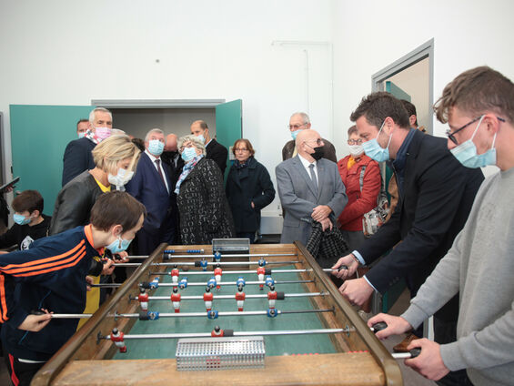 Personnes jouant au baby-foot