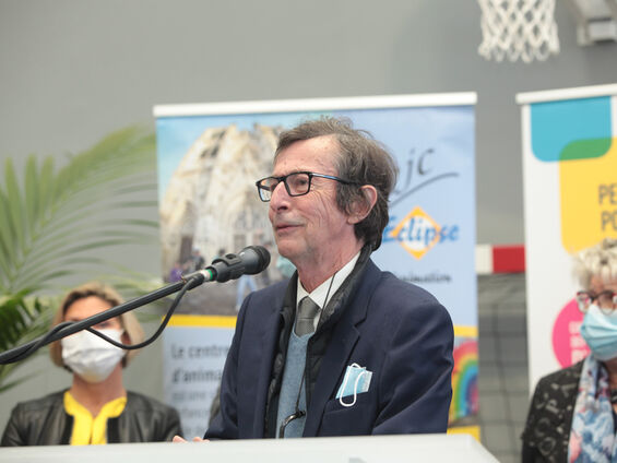 Discours Mr le Maire F.X. VILLAIN devant pupitre blanc et en arrière plan les élus.