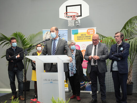 Discours Sous-préfet Raymond Yeddou devant pupitre blanc et en arrière plan les élus.