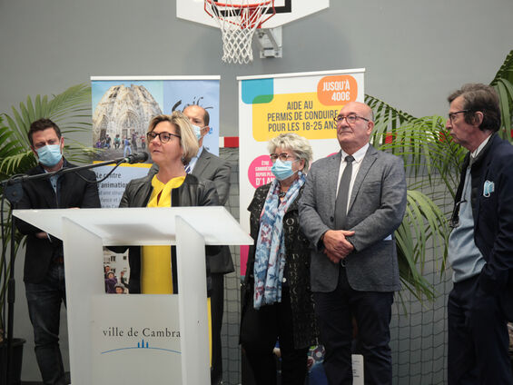 Discours Mme Nathalie DROBINOHA devant pupitre blanc et en arrière plan les élus.